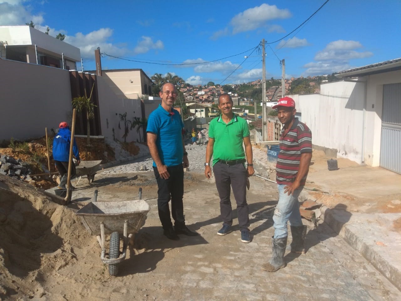 Camacã: Rua Ibicaraí no Bairro Nova Ipanema recebe calçamento
